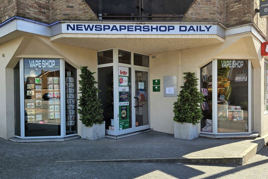 Gevel van krantenwinkel in Niel-bij-As