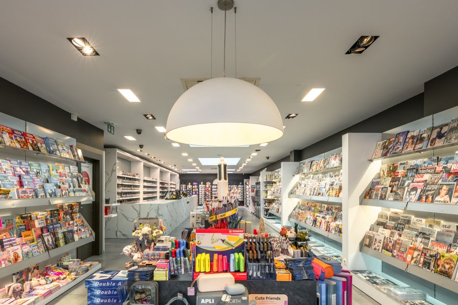 Interieur van krantenwinkel in Bree