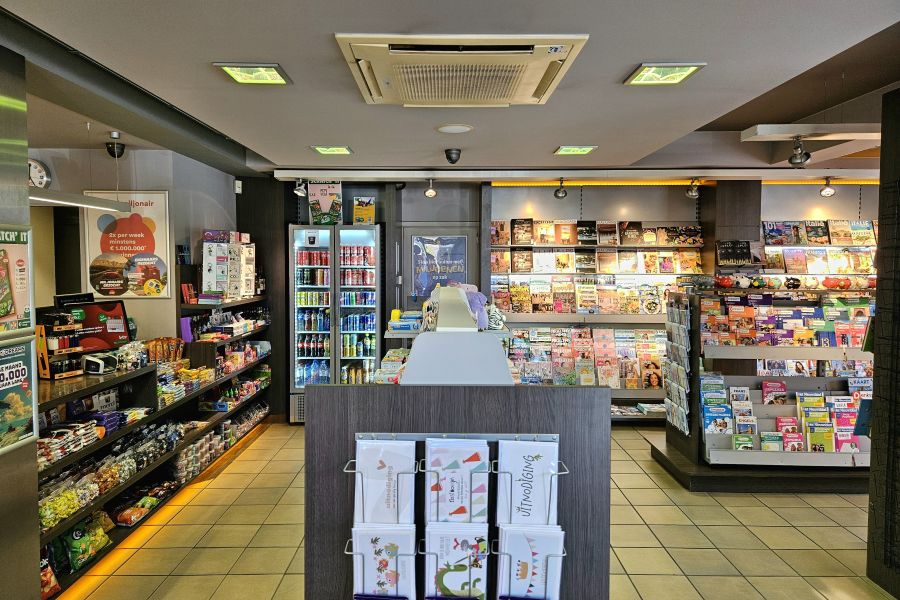 Interieur van krantenwinkel in Niel-bij-As